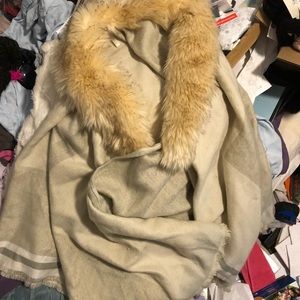 Beautiful Faux Fur Cape for Fall / Winter Glam 💙🥰